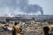 Fumaça sobe sobre a Cidade de Gaza após um ataque israelense, visto de Nuseirat Fumaça sobe sobre a Cidade de Gaza após um ataque israelense, visto de Nuseirat