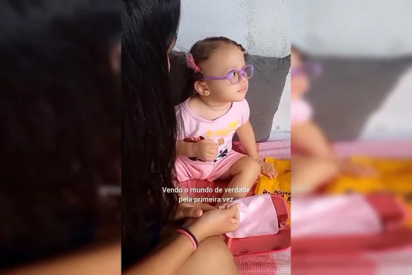 Menina com autismo ganha óculos