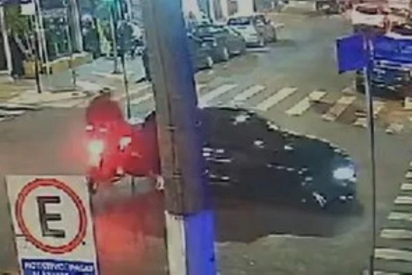 Imagem colorida de motocicleta e carro se envolvendo em acidente. Metrópoles