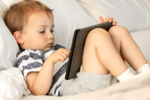 Foto de criança jogando com seu tablet eletrônico - Metrópoles