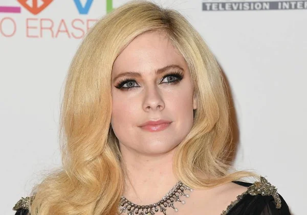 “Tinha aceitado a morte”, diz Avril Lavigne ao anunciar novo single