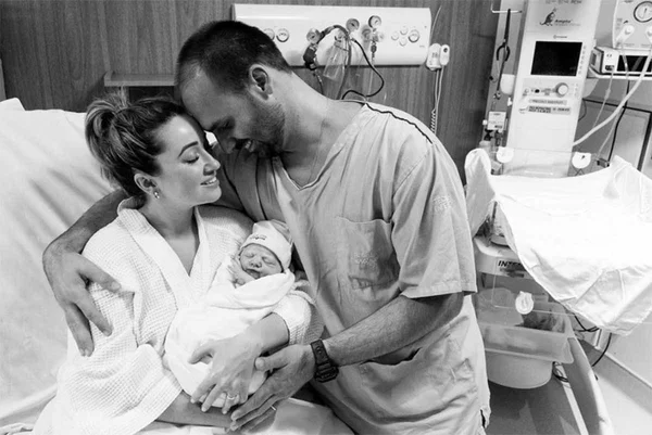 Nasce a primeira filha do deputado Eduardo Bolsonaro