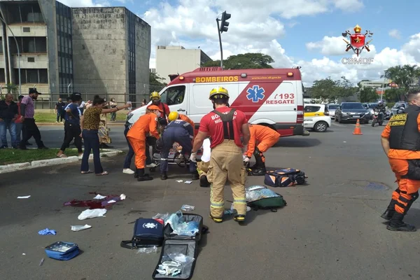 adolescente no chão atendida por bombeiros