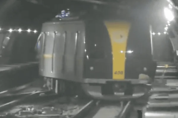Caos no metrô: trem descarrila e interrompe trecho da Linha 4-Amarela