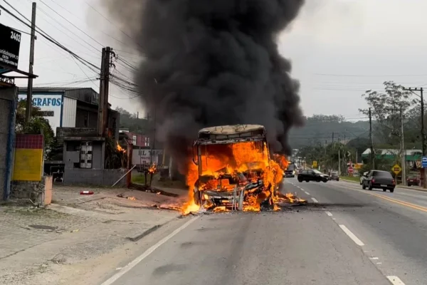 Imagem colorida de ônibus pegando fogo