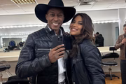 Everton Neguinho e Emilyn Marçal posam juntos e sorridentes