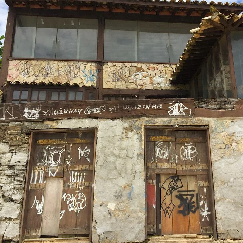 Moradores da região ficaram perplexos com o acidente e há quem diga que é o espírito do diretor, falecido em 2012, que teria ficado "enfurecido" Moradores da região ficaram perplexos com o acidente e há quem diga que é o espírito do diretor, falecido em 2012, que teria ficado "enfurecido"