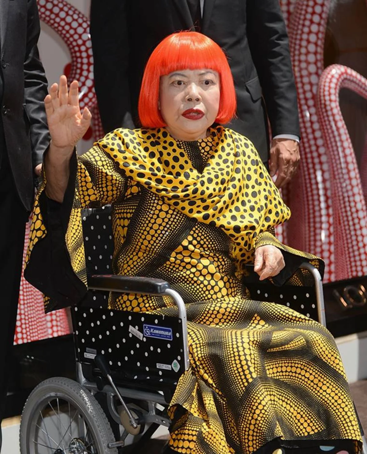 A artista em 2012, no evento de lançamento da primeira collab com a Louis Vuitton. Há anos Yayoi vive em um hospital psiquiátrico, onde pinta diariamente A artista em 2012, no evento de lançamento da primeira collab com a Louis Vuitton. Há anos Yayoi vive em um hospital psiquiátrico, onde pinta diariamente