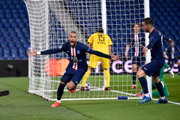 O brasileiro comemora gol pelo PSG