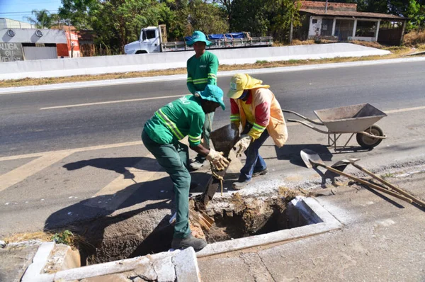 Aparecida (GO) intensifica limpeza e manutenção de bocas de lobo