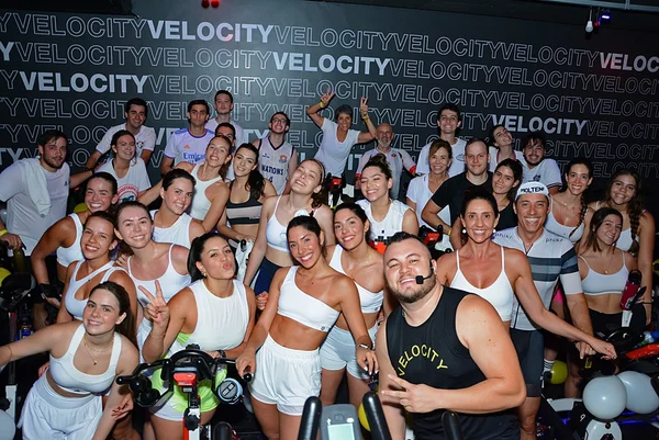 Valentina e Vittoria Foresti festejam os 21 anos com aulão de spinning