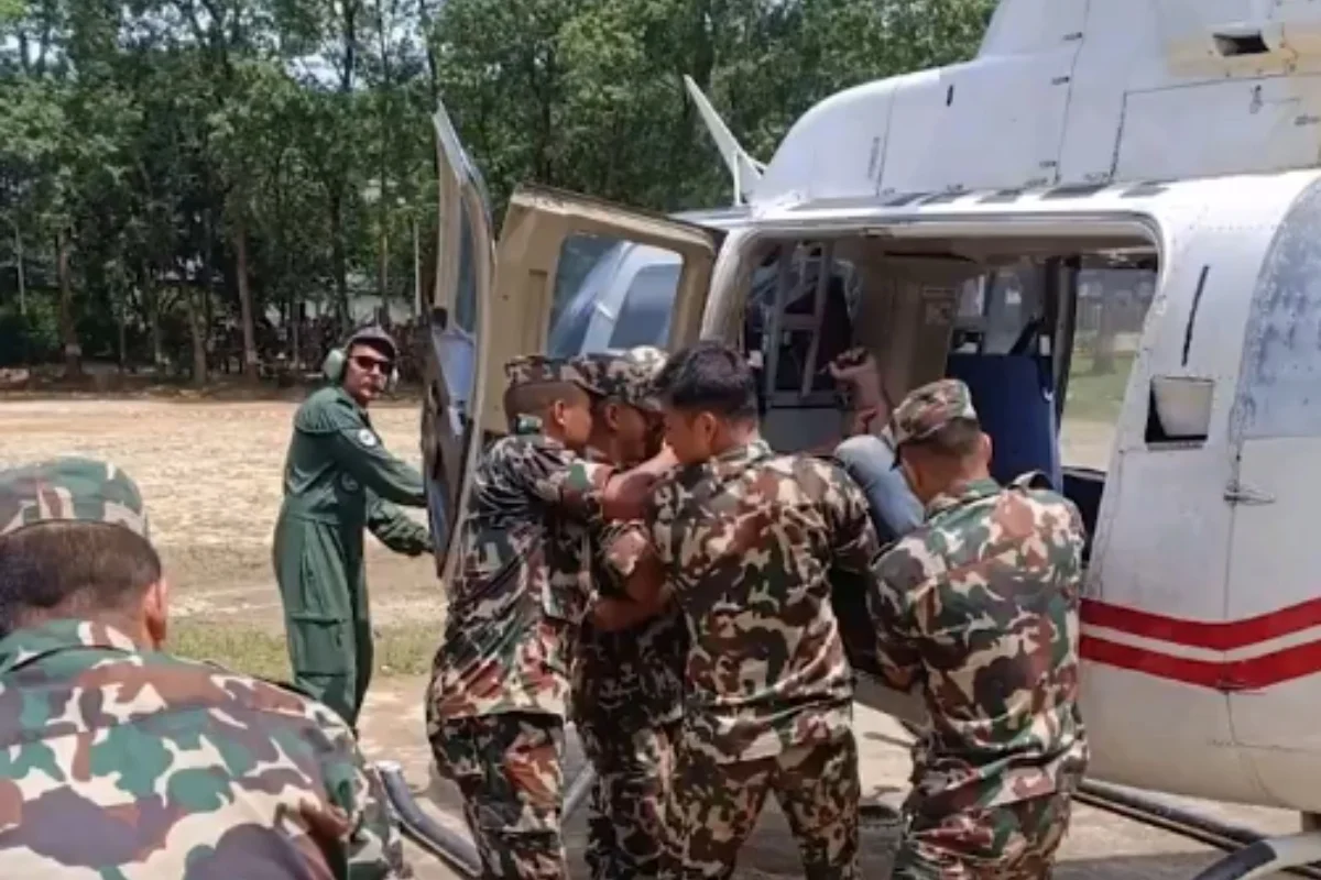 Imagens mostram resgate de helicóptero de vítimas da enchente no Nepal Imagens mostram resgate de helicóptero de vítimas da enchente no Nepal