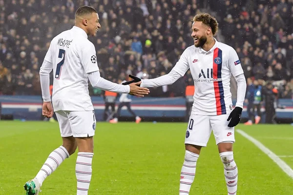 Neymar perde pênalti, mas PSG goleia e segue na ponta do Francês