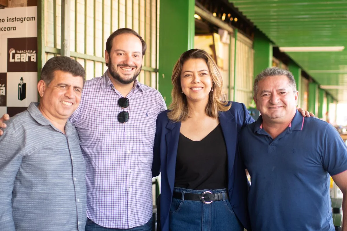 Deputado Reginaldo Veras (à direita) estava na feira e tirou foto com Leila Deputado Reginaldo Veras (à direita) estava na feira e tirou foto com Leila
