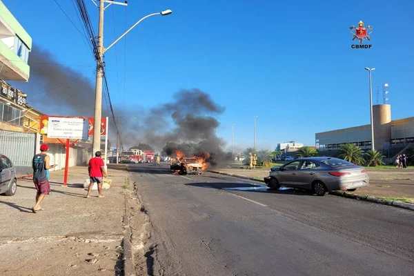 Carro pega fogo em Ceilândia