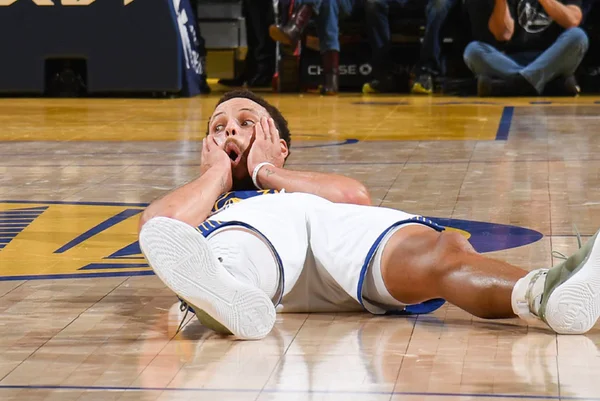 imagerm colorida de Stephen Curry no Warriors - Metrópoles
