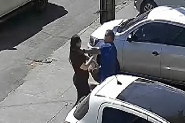 Vídeo mostra sargento da PMDF agredindo mulher com empurrão e chutes