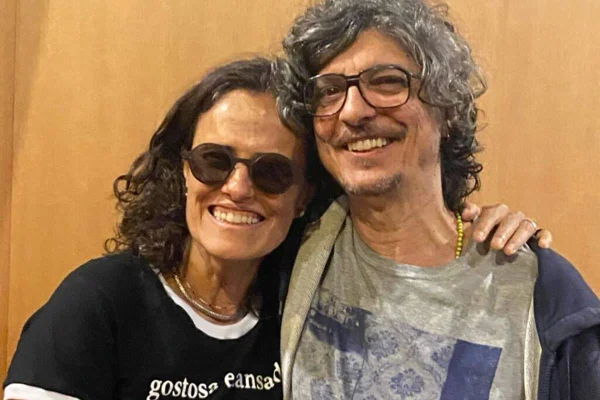 foto colorida de Zélia Duncan e Pedro Luís sorrindo - metrópoles