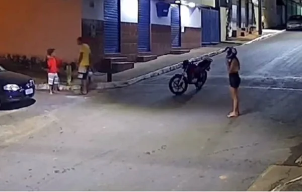 imagem colorida idoso agredido capacete briga de transito