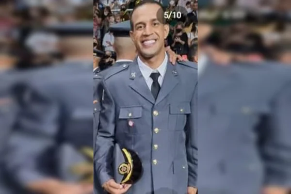 Homem com farda cinza sorrindo