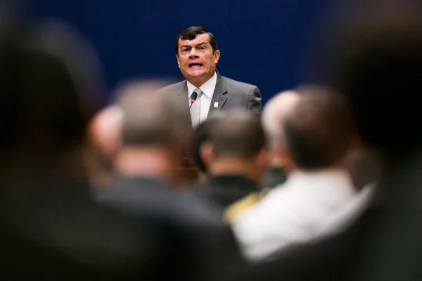 Ministro da Defesa, Paulo Sérgio Nogueira de Oliveira, realiza abertura da XV Conferência de Ministros de Defesa das Américas. Ele discursa em púlpito na frente de plateia desfocada - Metrópoles