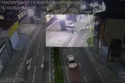 Momentos antes de PM pegar estojos de balas, delegado recém-empossado atirou contra dois jovens em abordagem a moto