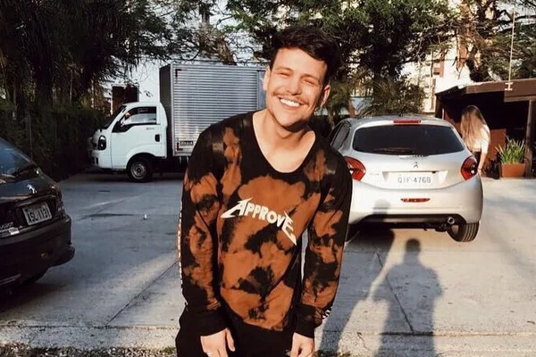 Cantor traído por atriz está noivo de ex-participante de reality show
