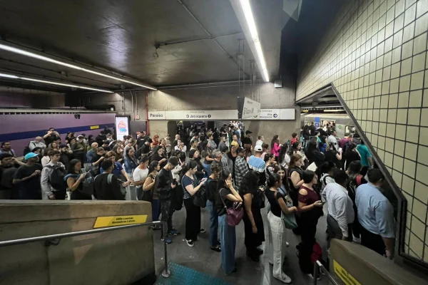 Imagem colorida mostra interior de estação de metrô lotada de pessoas - Metrópoles