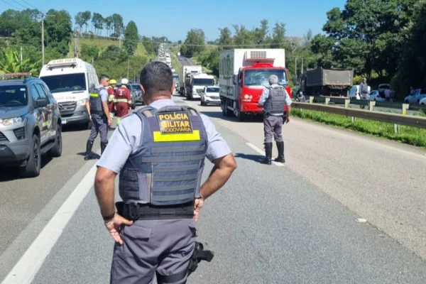 Imagem colorida de policiais militares em rodovia. Metrópoles