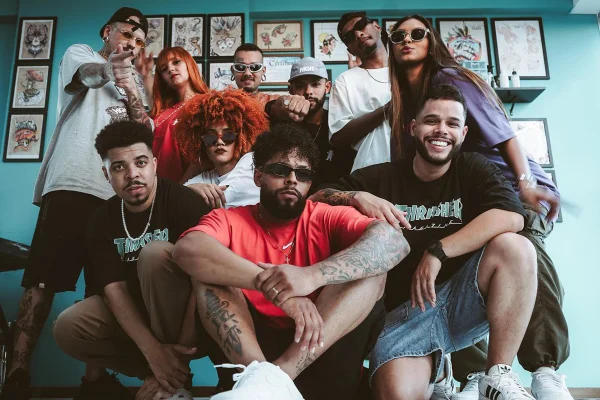 grupo de pessoas vesstidas streetwear da marca street ué - metrópoles