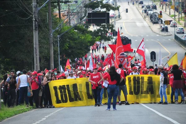 Dia do Trabalho reúne 2 mil em ato pró-Lula na PF em Curitiba