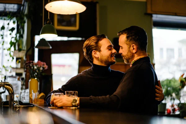 dois homens se beijando