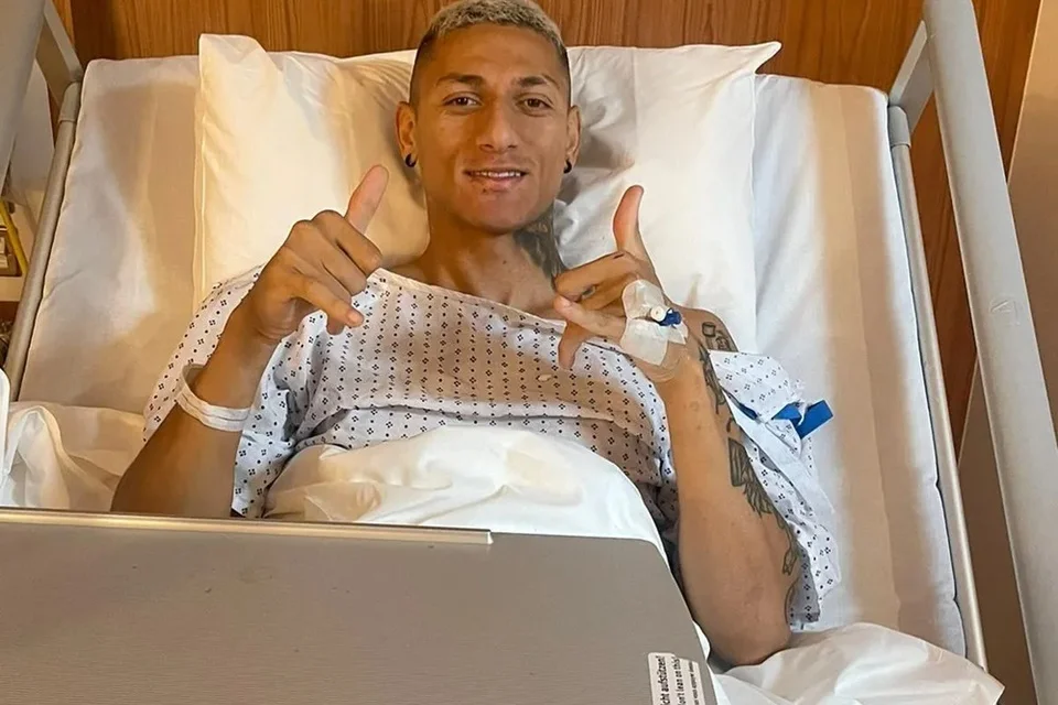 Após fortes dores, Richarlison passa por cirurgia no púbis Após fortes dores, Richarlison passa por cirurgia no púbis