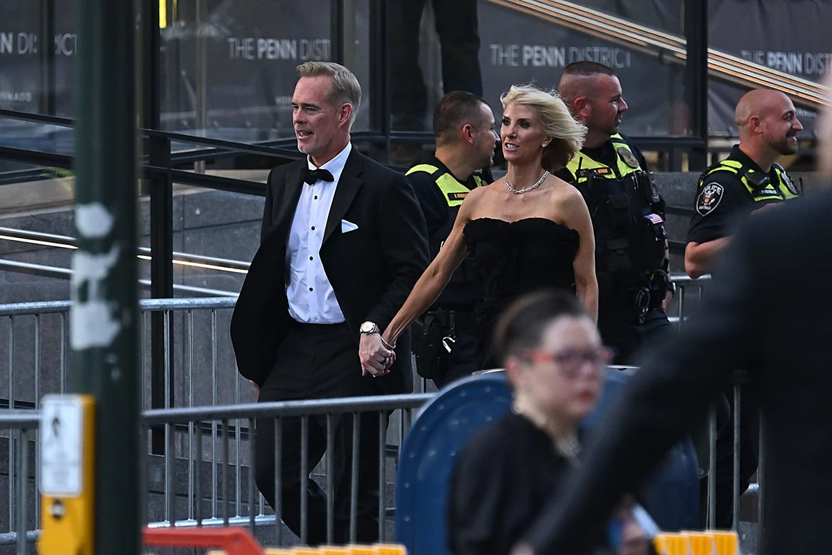 Locutor esportivo Joe Buck e sua esposa Michelle Beisner-Buck Locutor esportivo Joe Buck e sua esposa Michelle Beisner-Buck