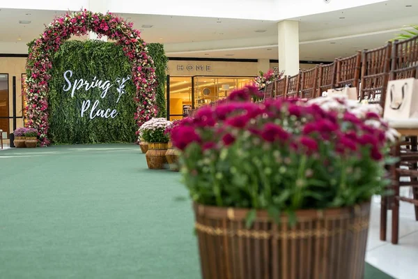 Claudia Salomão movimenta sociedade com evento de primavera fashion