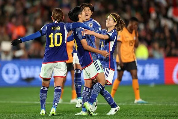 imagem colorida de atletas japonesas comemorando gol - Metrópoles