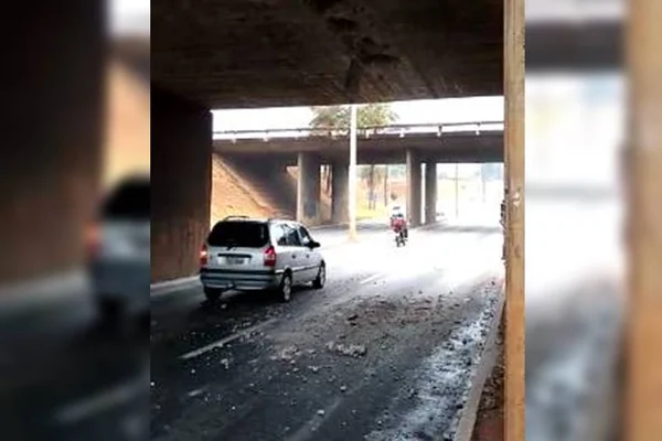 Viaduto próximo à Ponte Costa e Silva solta placas de concreto
