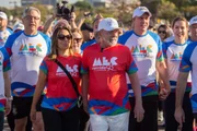 Lula deu início à caminhada de mãos dadas com a primeira-dama, Janja