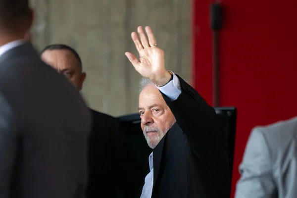 O presidente eleito Lula acena ao chegar no CCBB, sede do governo de transição, pela primeira vez - Metrópoles