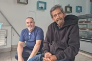 Erasmo (à direita) não votou no 1º turno porque o novo local de votação é distante de sua casa. O aposentado tem problemas de mobilidade