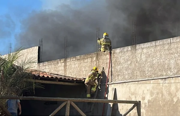 militares do Corpo de Bombeiros combatem incêndio em ferro-velho