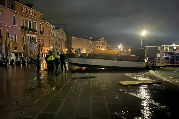 Inundação “apocalíptica” faz Veneza declarar estado de emergência