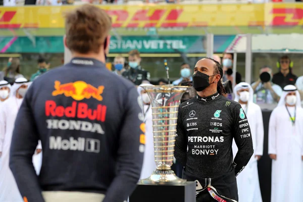Lewis Hamilton e Max Verstappen