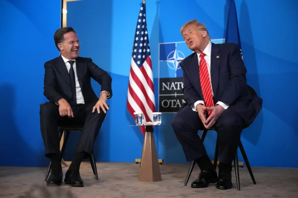 Imagem colorida de Mark Rutte e Donald Trump em cúpula da Otan - Metrópoles