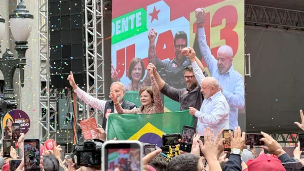 imagem colorida de comício de Lula em Curitiba