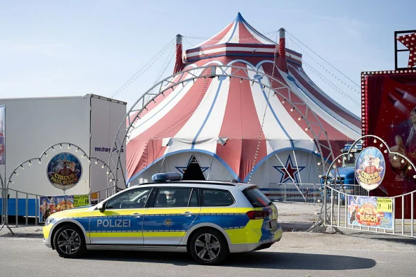 Imagem colorida de polícia em circo onde uma acrobata caiu e morreu durante apresentação - Metrópoles