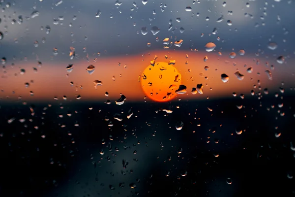 Imagem colorida de sol e chuva