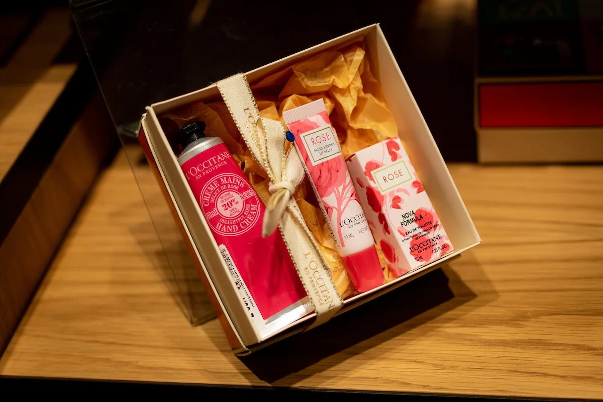 Kit Rosé mini com creme de mãos, eau de toilette e lip balm, da L'occitane - R$ 197 Kit Rosé mini com creme de mãos, eau de toilette e lip balm, da L'occitane - R$ 197