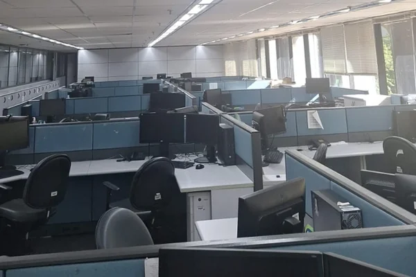 Sala vazia no Tesouro Nacional onde serão instalados computadores e mesas por milhões de reais