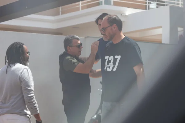 Imagem colorida de Filhos de Jair Bolsonaro, Carlos e Jair Renan, em frente à casa do pai